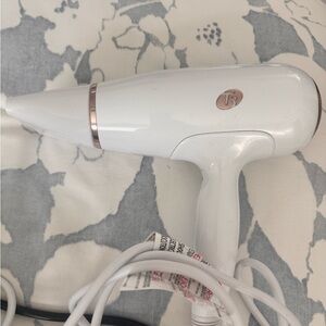 T3 Featherweight blow dryer